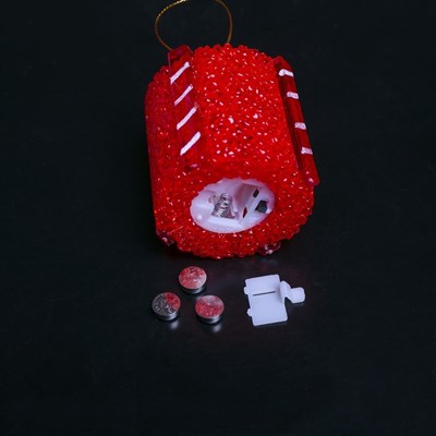 Игрушка световая "Подарок" (батарейки в комплекте) 7 х 8,5 см, 1 LED, RGB, КРАСНЫЙ - фото 2028929