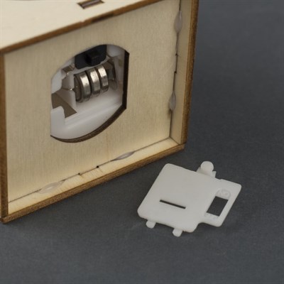 Подвеска световая "Домик и Дед мороз" (батарейки в комплекте), 11х7х7 см, 1 LED, RGB - фото 2029495