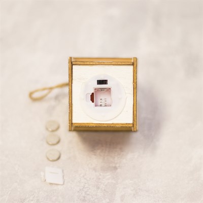 Подвеска световая "Домик с Оленем", 8х5х6 см, 1 LED, бат.(в комп), красное окно, Т/БЕЛЫЙ - фото 2029513