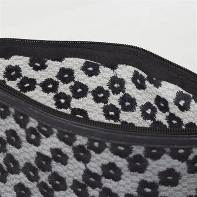 Косметичка ПВХ, отдел на молнии, с ручкой, цвет матовый чёрный - фото 2062467