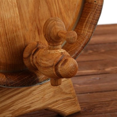 Бочка дубовая, 5 л, обруч из нержавеющей стали, на подставке - фото 2066804