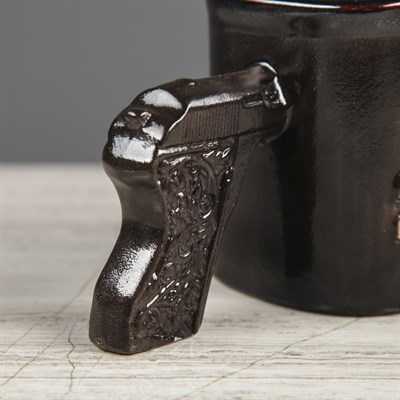 Кружка для пива 0,35 л "Пистолет с пиратом", керамика - фото 555996